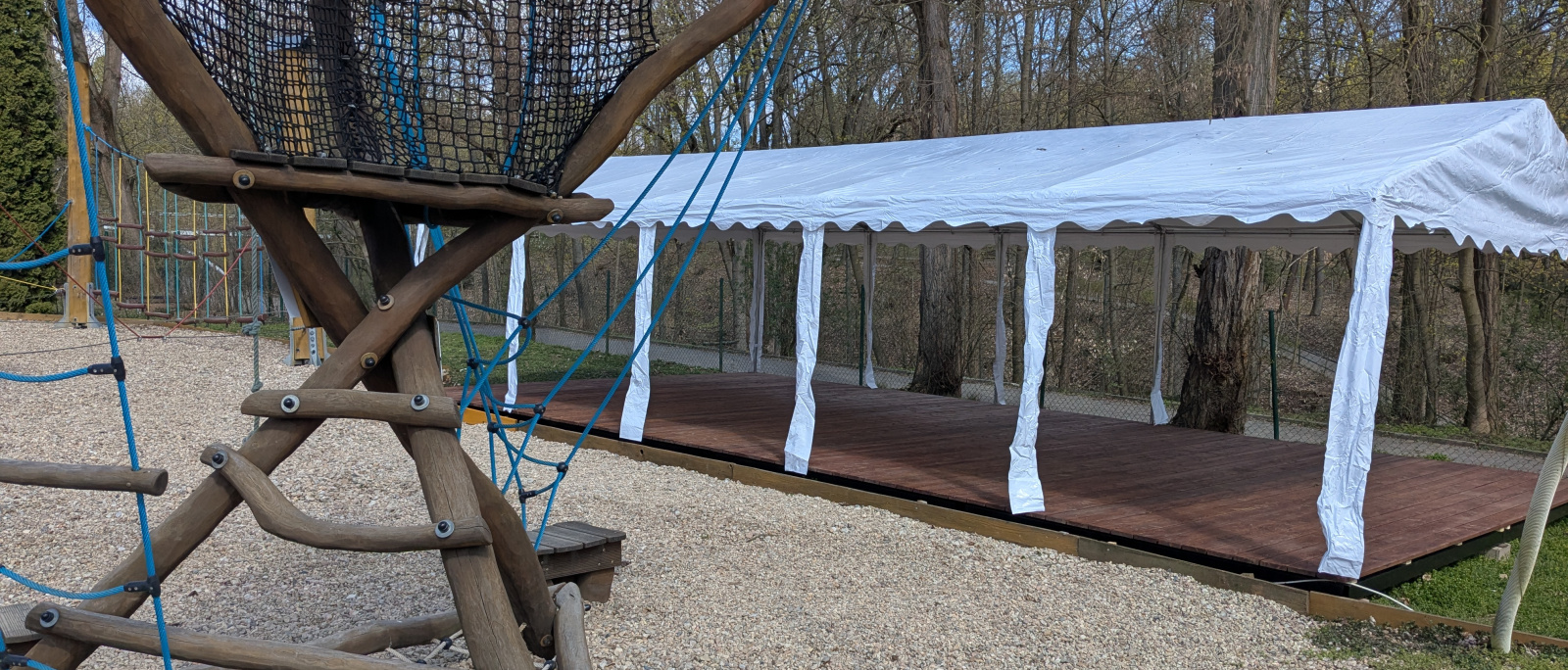 Dodávka materiálů - terasa pro lanové centrum